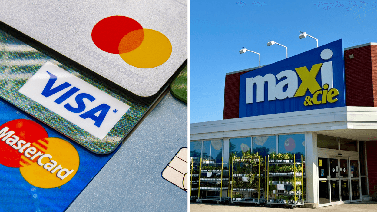 Des cartes de crédit Mastercard et Visa. Droite : Façade d'une succursale Maxi.
