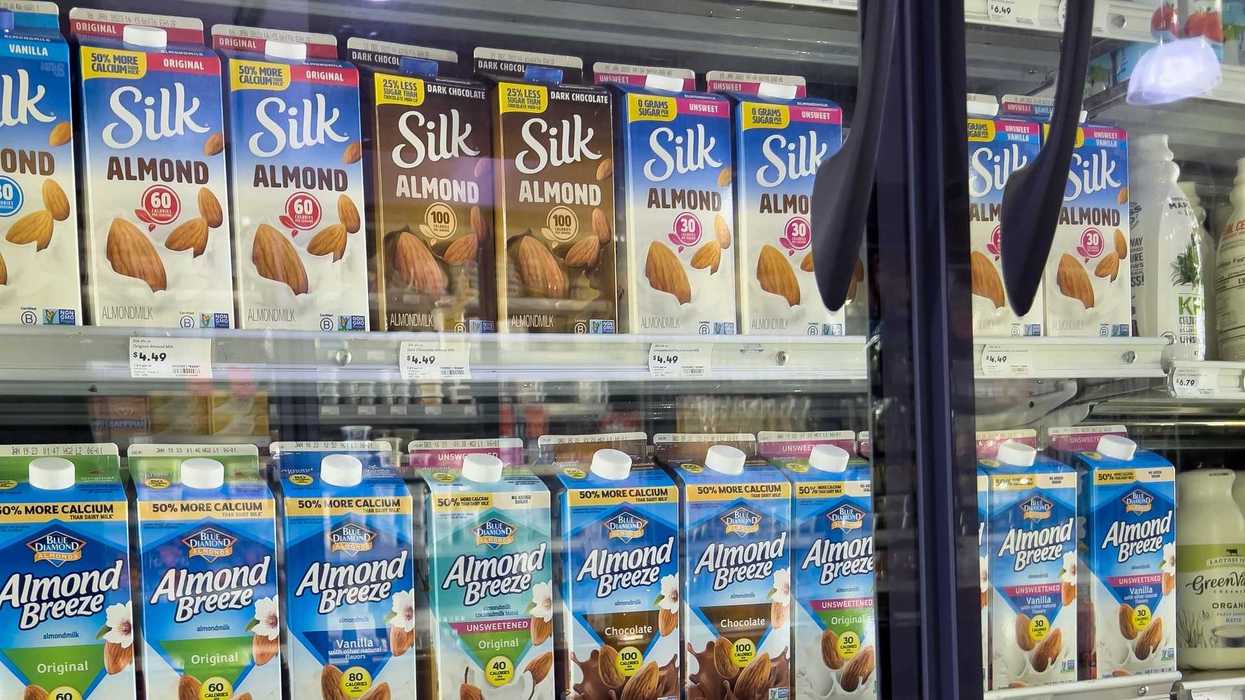 Des cartons de laits végétaux.