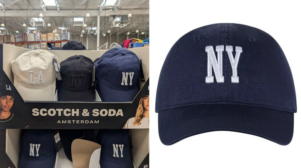 Des casquettes avec logos de noms de villes de marque Scotch & Soda dans le rayon des v\u00eatements chez Costco. Droite : une casquette bleu marine avec logo NY sur fond blanc.