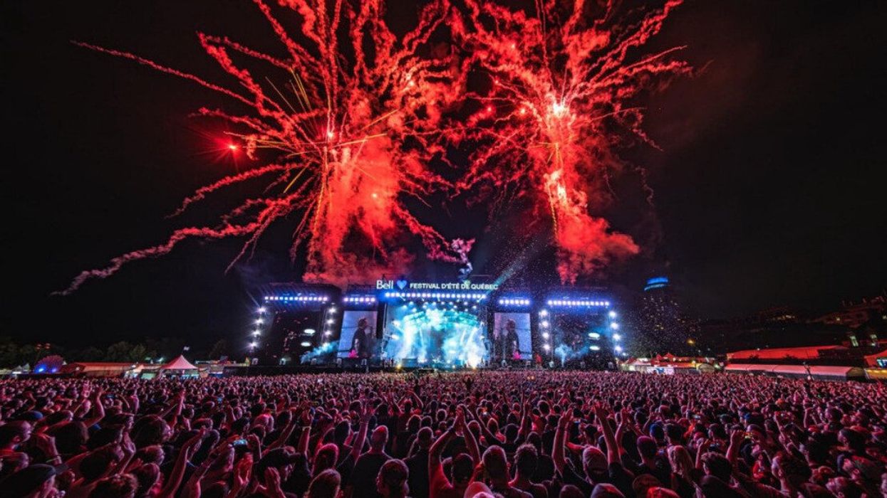 Des centaines de personnes assistent à un spectacle et des feux d'artifice lors du Festival d'été de Québec.