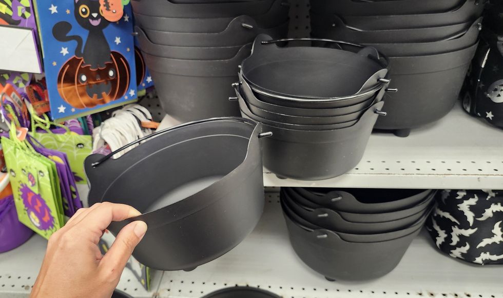 Des chaudrons noirs.