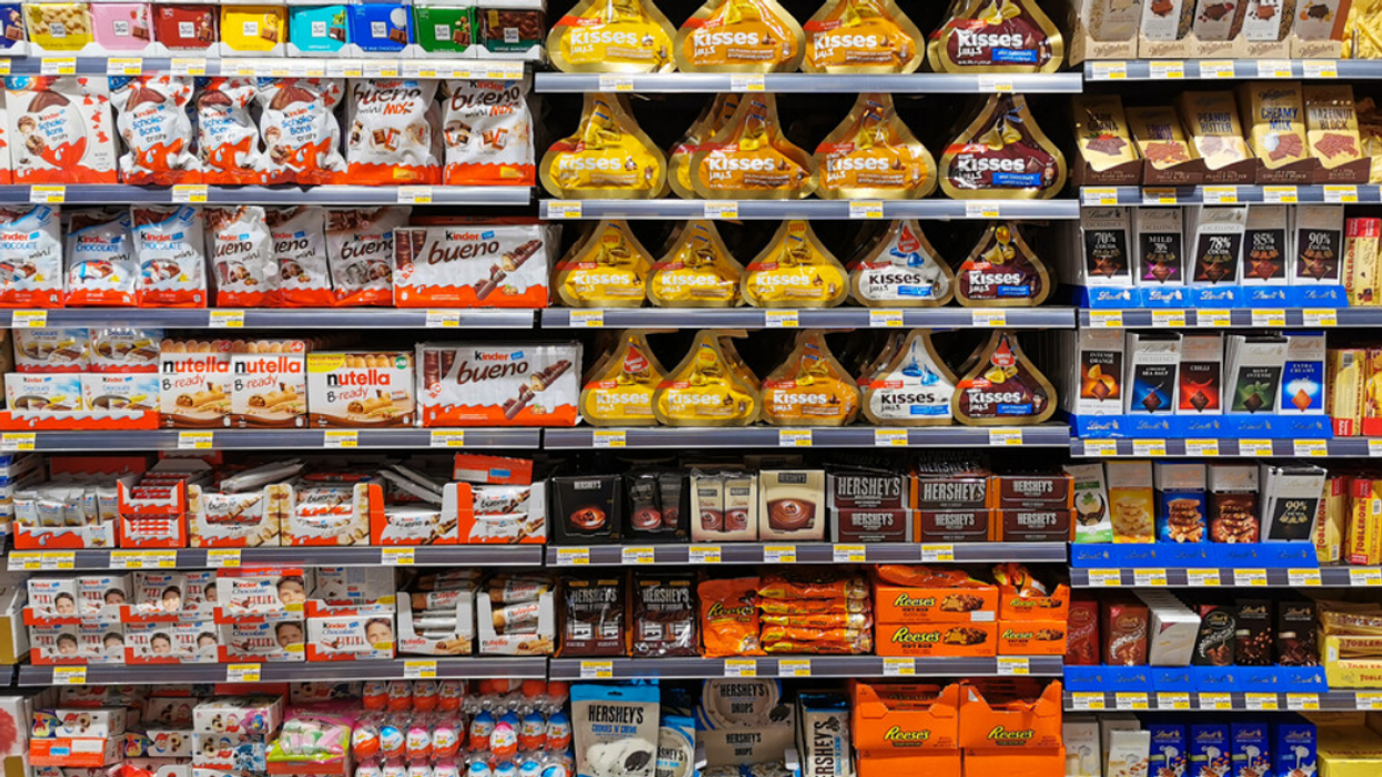 Des chocolats dans une épicerie.