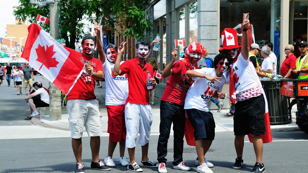 Des citoyens qui fêtent le Canada.