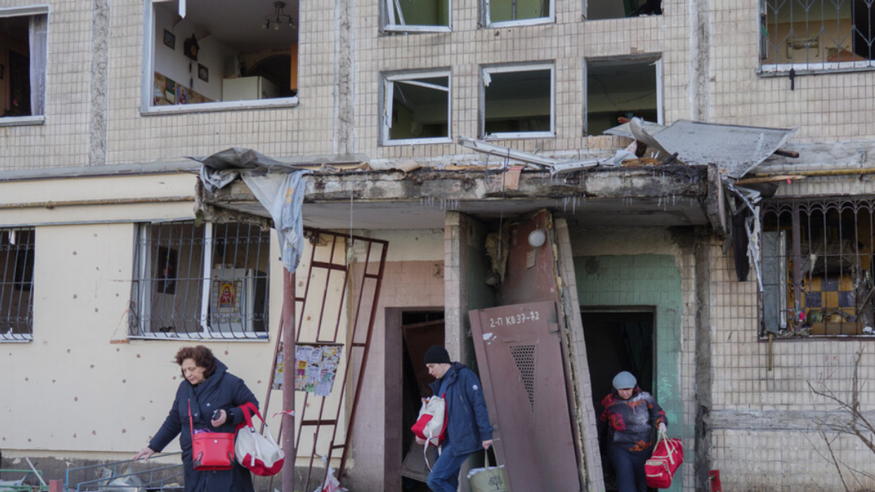 Des civils ukrainiens fuient les bombardements russes.