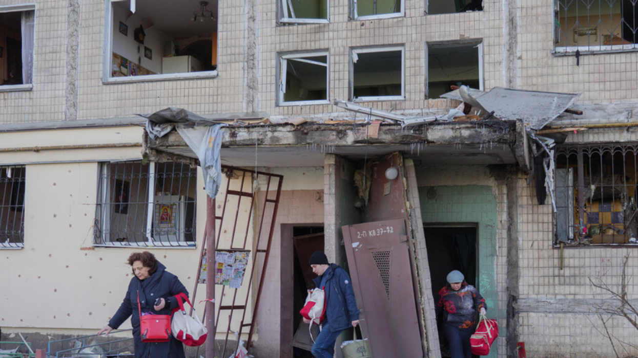 Des civils ukrainiens fuient les bombardements russes.