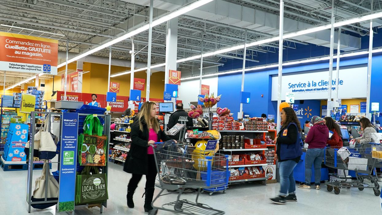 Des clients aux caisses d'un magasin à grande surface.