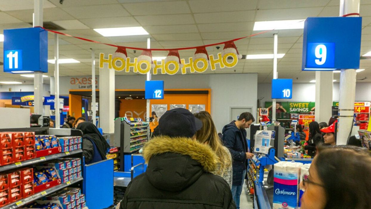 Des clients d'un supermarché en file pour payer aux caisses.
