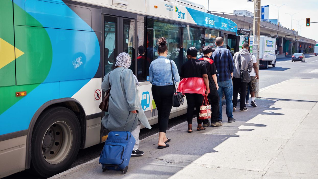 Des clients de la STM qui entrent dans un bus.
