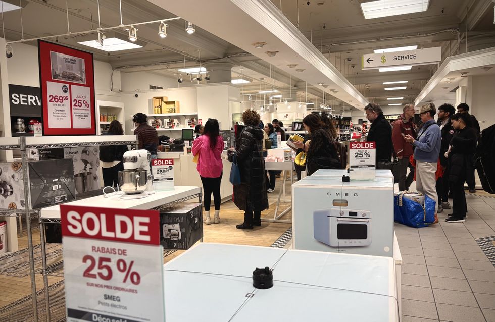 Des clients \u00e0 la caisse du La Baie.