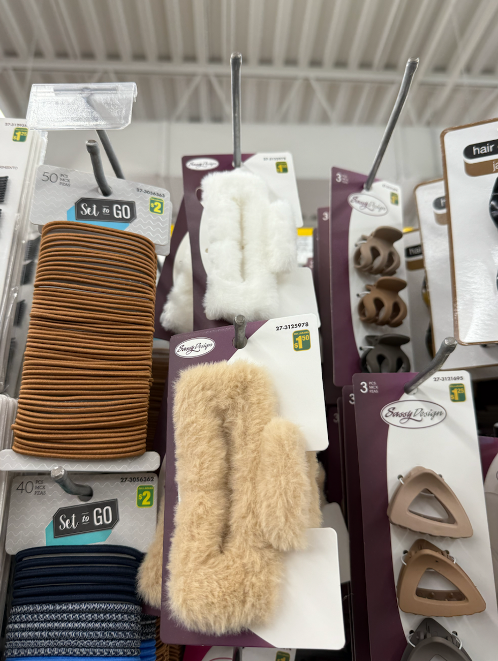 Des clips \u00e0 cheveux en fausse fourrure dans une all\u00e9e du Dollarama.