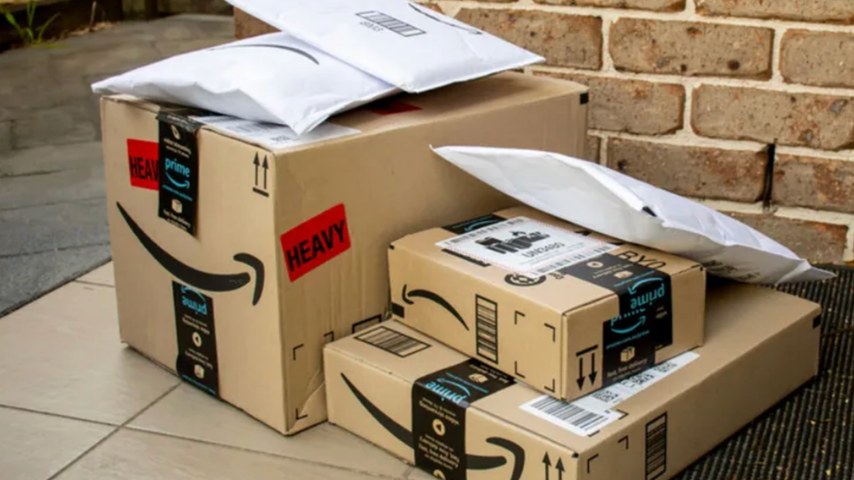 Des colis Amazon Prime.
