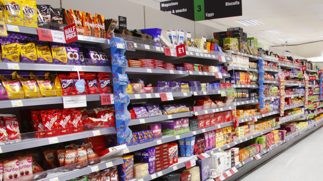 Des confiseries dans un supermarché.