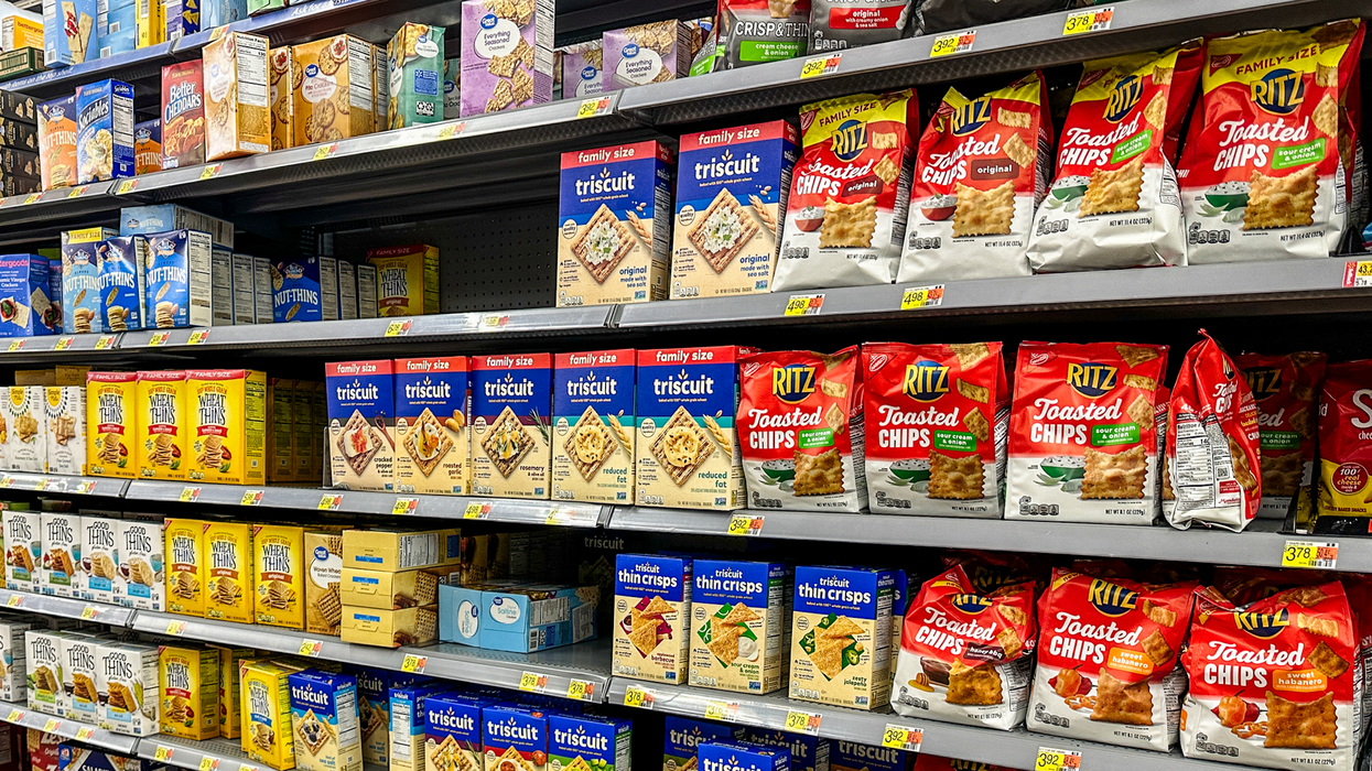 Des craquelins sur les tablettes d'une épicerie.