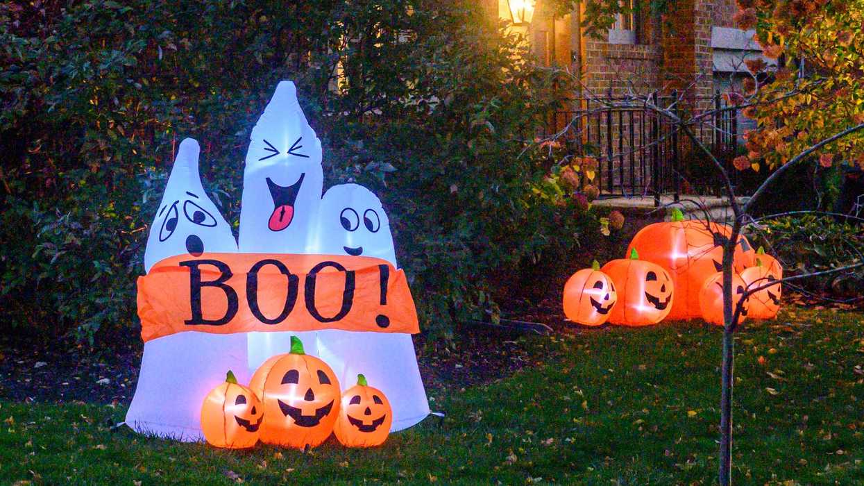 Des décorations d'Halloween devant une maison.