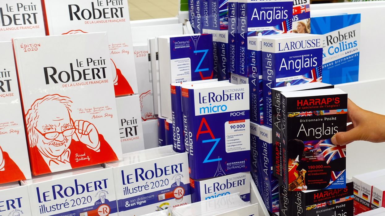 Des dictionnaires.