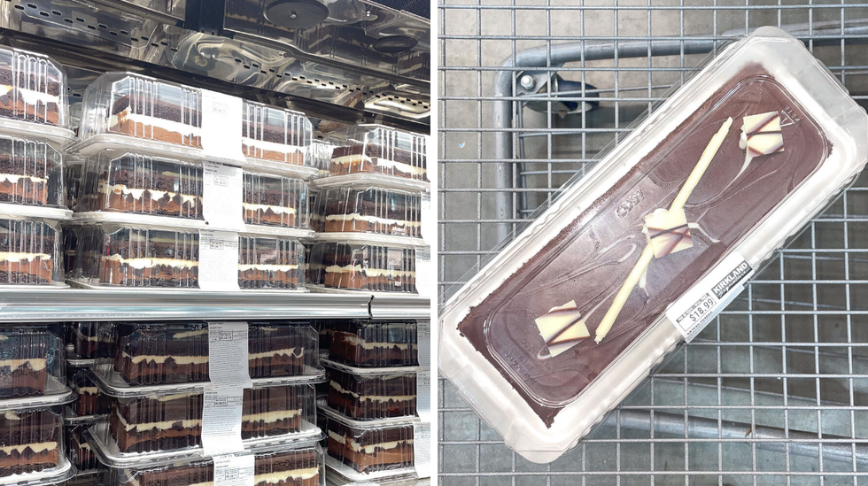 Des dizaines de g\u00e2teaux Tuxedo dans un r\u00e9frig\u00e9rateur, au Costco. Un g\u00e2teau Tuxedo dans un panier d'\u00e9picerie Costco.