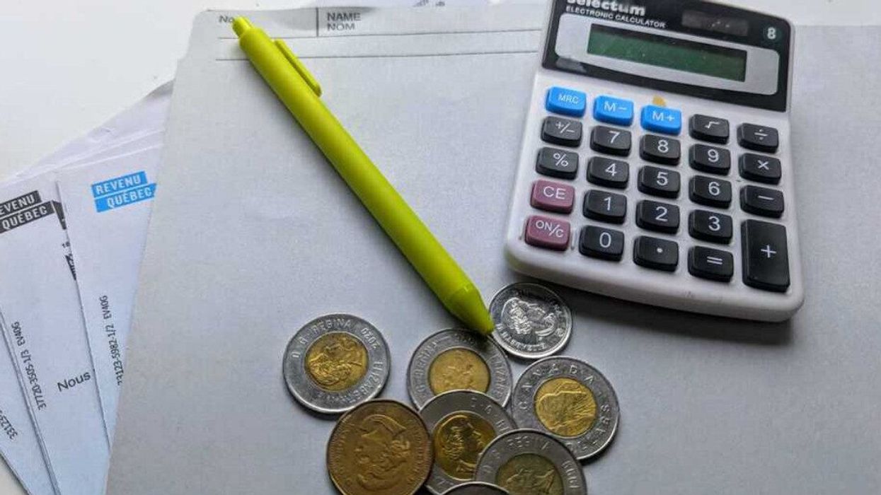 Des documents de Revenu Québec avec de la monnaie canadienne, un crayon et une calculatrice.