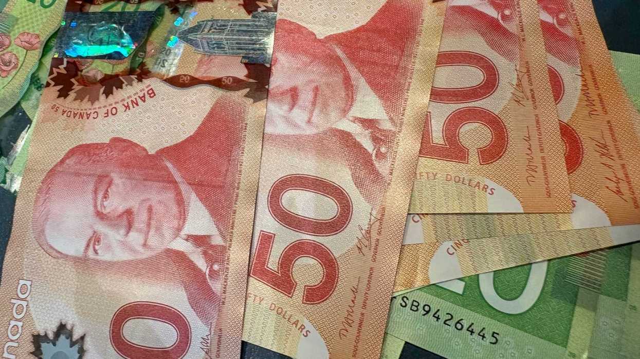 Des dollars canadiens.
