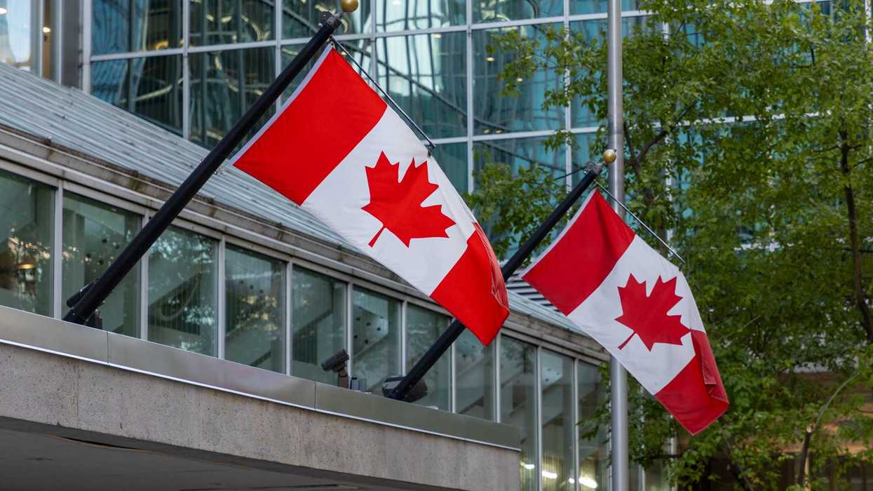 Des drapeaux canadiens.
