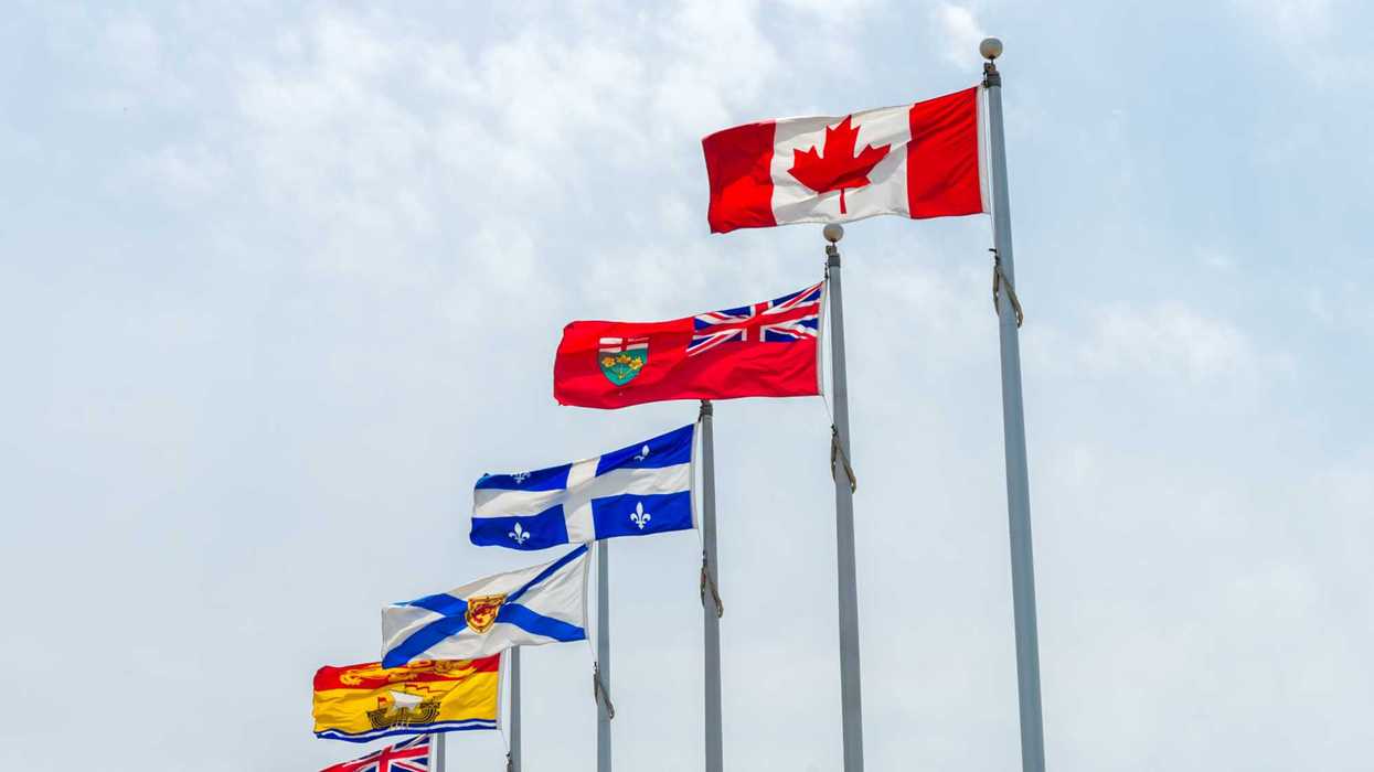 Des drapeaux du Canada et des provinces canadiennes, dont le Québec.