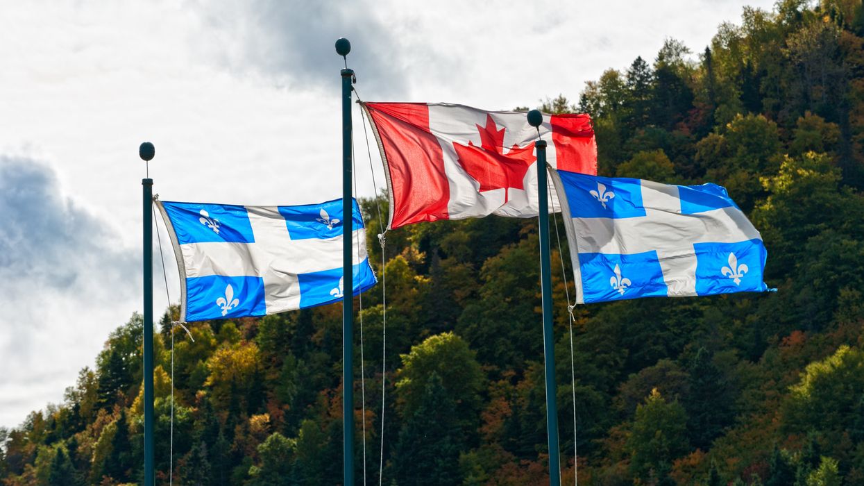 Des drapeaux du Québec et du Canada.