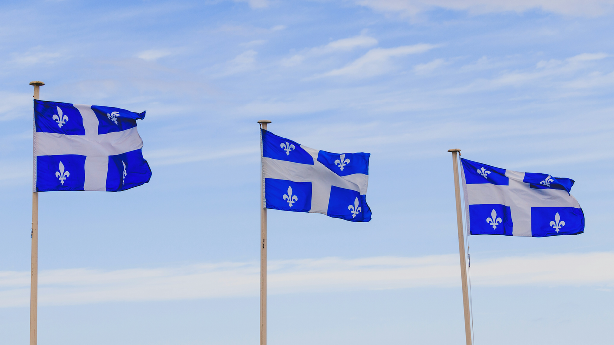 Des drapeaux du Québec.