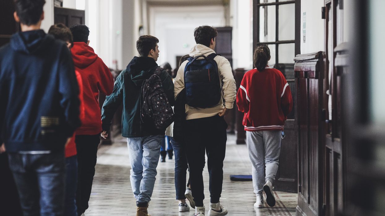 Des élèves dans un corridor d'école.