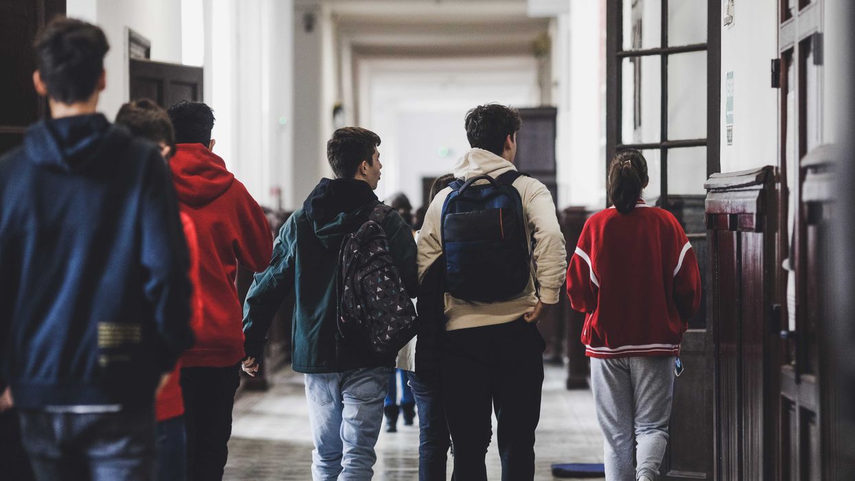 Des élèves dans un couloir d'école.