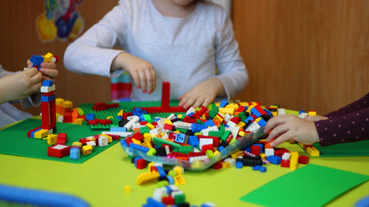 Des enfants qui jouent aux Lego.