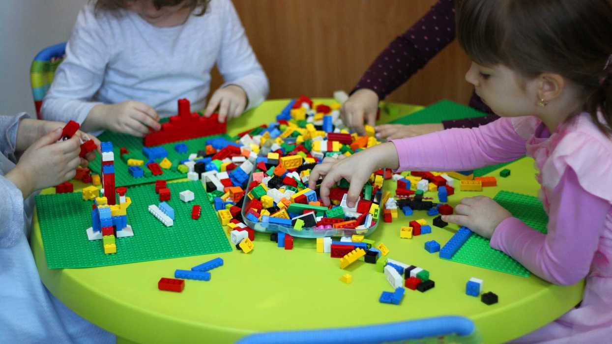 Des enfants qui jouent aux LEGO.