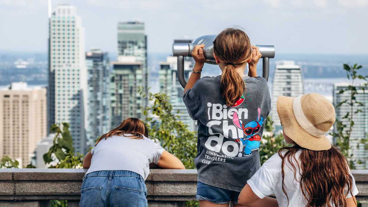 Des enfants qui regardent la ville de Montréal.