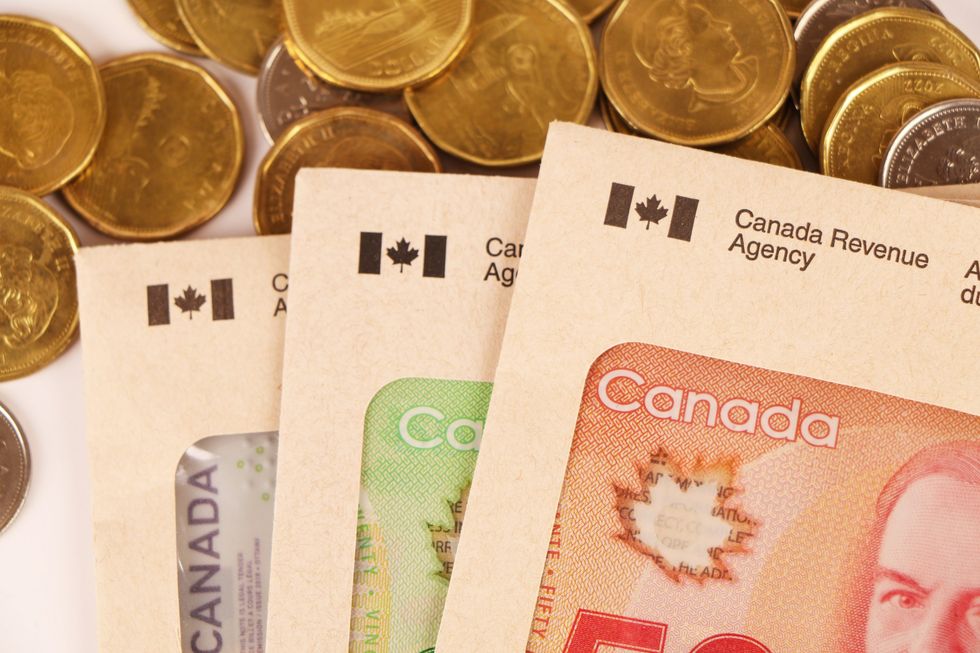Des enveloppes du gouvernement canadien.