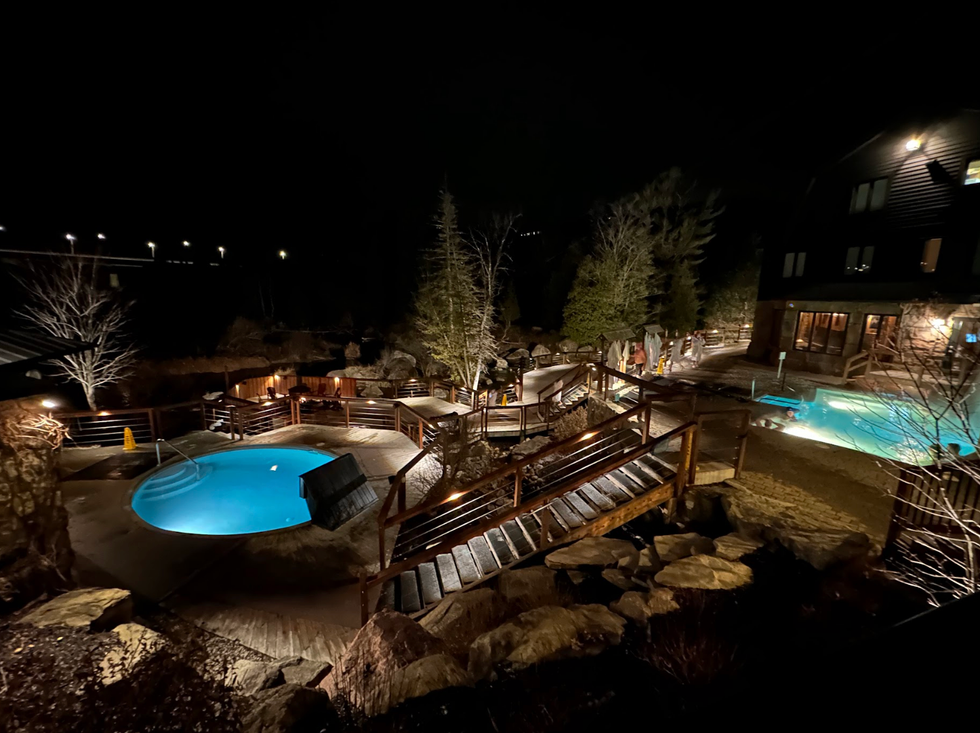 Des escaliers menant \u00e0 des bassins d'eau \u00e0 l'ext\u00e9rieur