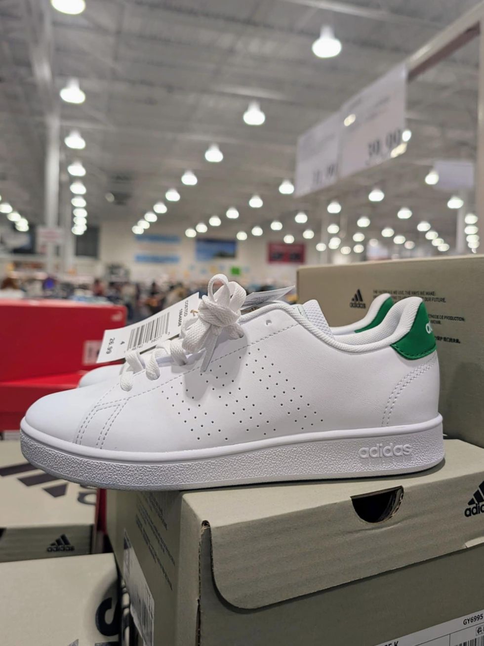Des espadrilles blanches pour enfant de marque Adidas vendues dans le rayon des v\u00eatements chez Costco.