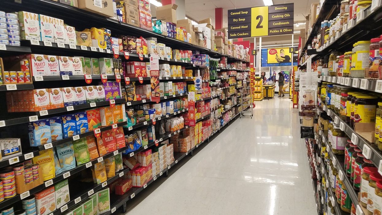Des étalages dans une allée d'épicerie canadienne.