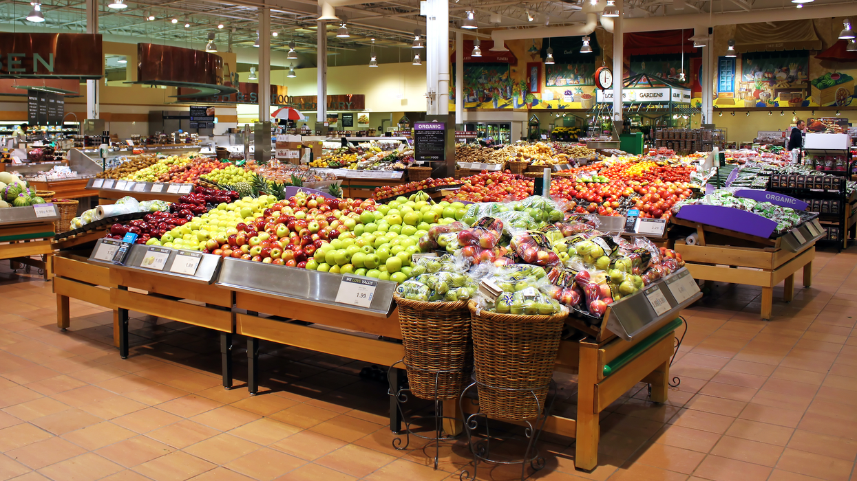Des étals de fruits et légumes dans un supermarché au Canada.