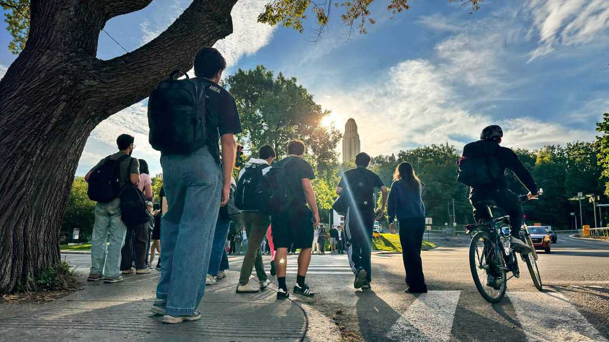 Des étudiants devant l'Université de Montréal.