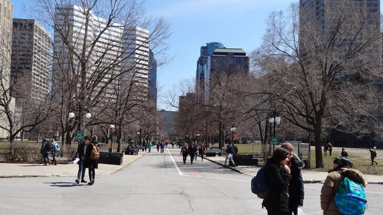 Des étudiants sur le campus universitaire de McGill à Montréal.