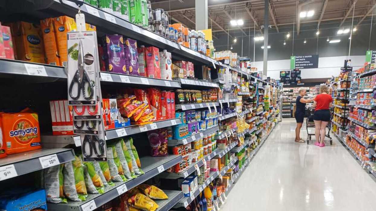 Des femmes dans une allée d'épicerie au Canada.