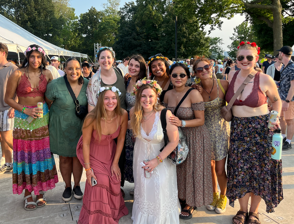 Des festivali\u00e8res au look boh\u00e8me. 