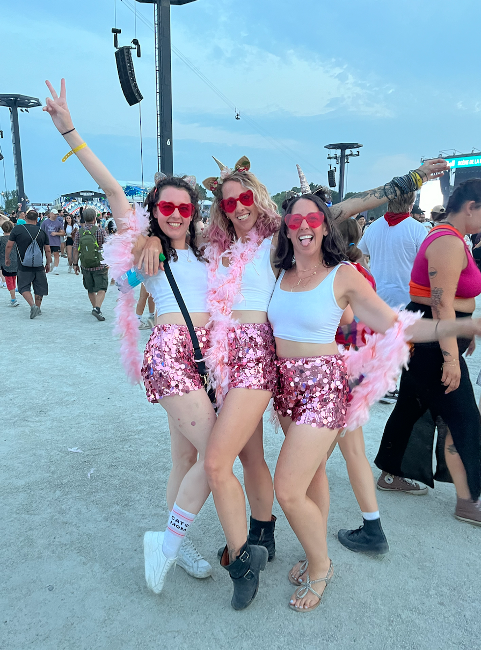 Des festivali\u00e8res habill\u00e9es en licornes roses. 