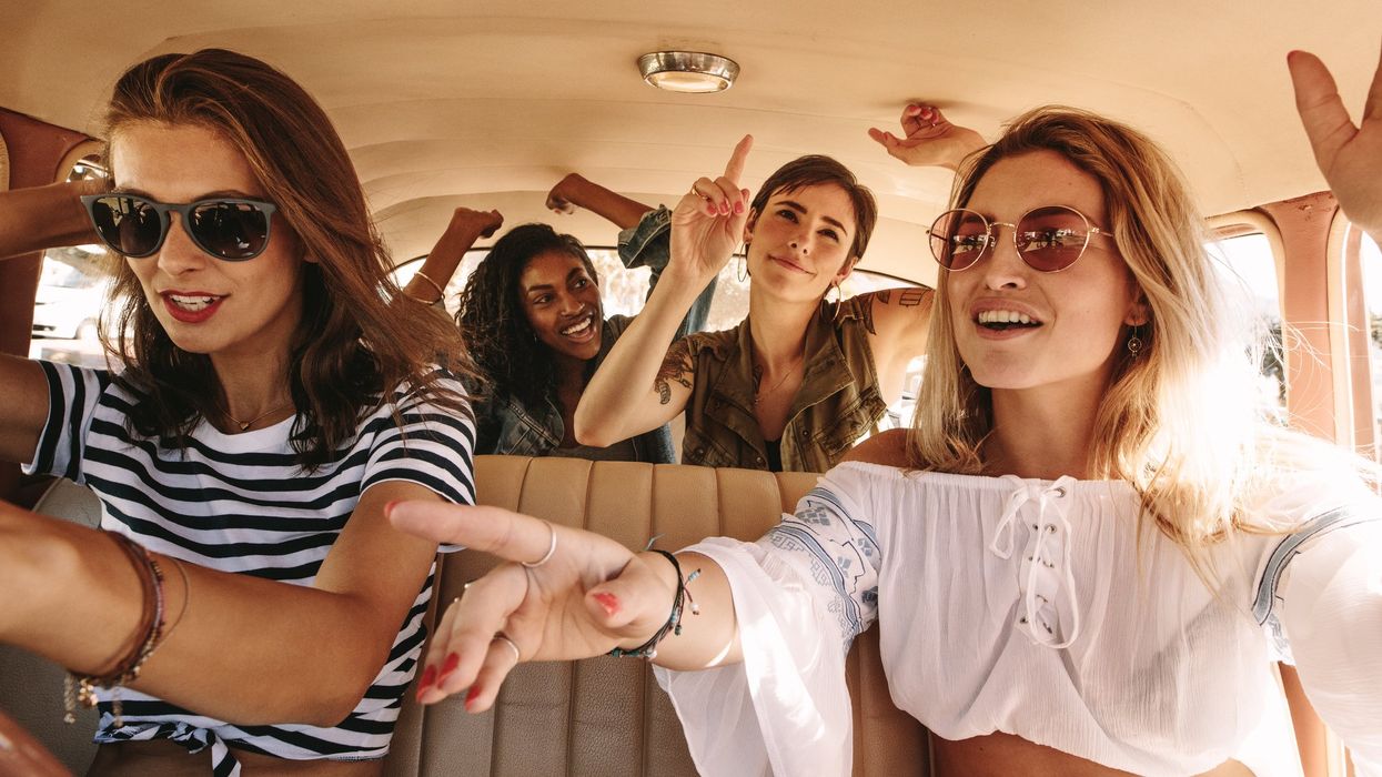 Des filles dans une voiture.