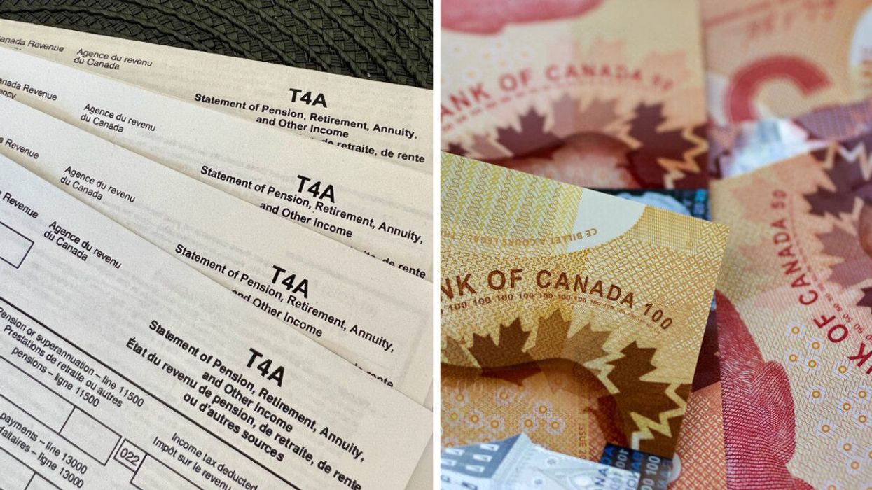 Des formulaires de T4A de l'Agence du revenu du Canada sont étalés sur une surface plane. Des billets de 50 $ et 100 $ canadien sont étalés sur une surface plane.