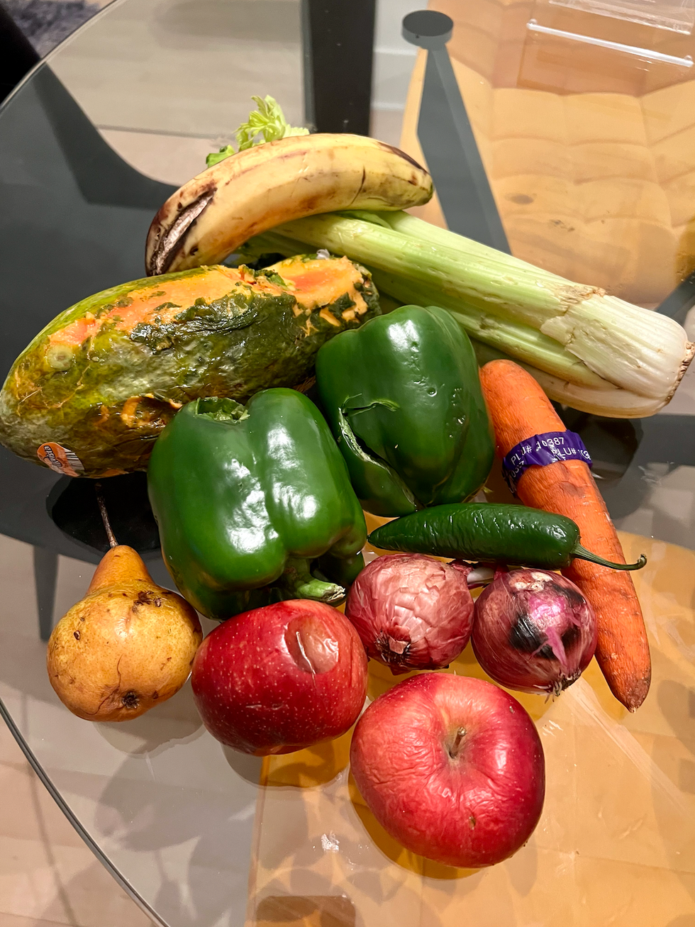 Des fruits et l\u00e9gumes sont partiellement ou totalement pourris sur une table \u00e0 d\u00eener.