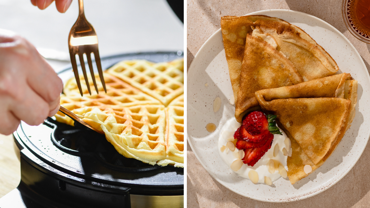 Des gaufres. Droite : Des crêpes.