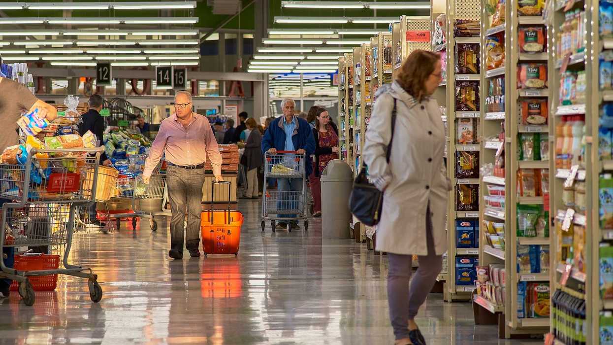 Des gens à l'épicerie.