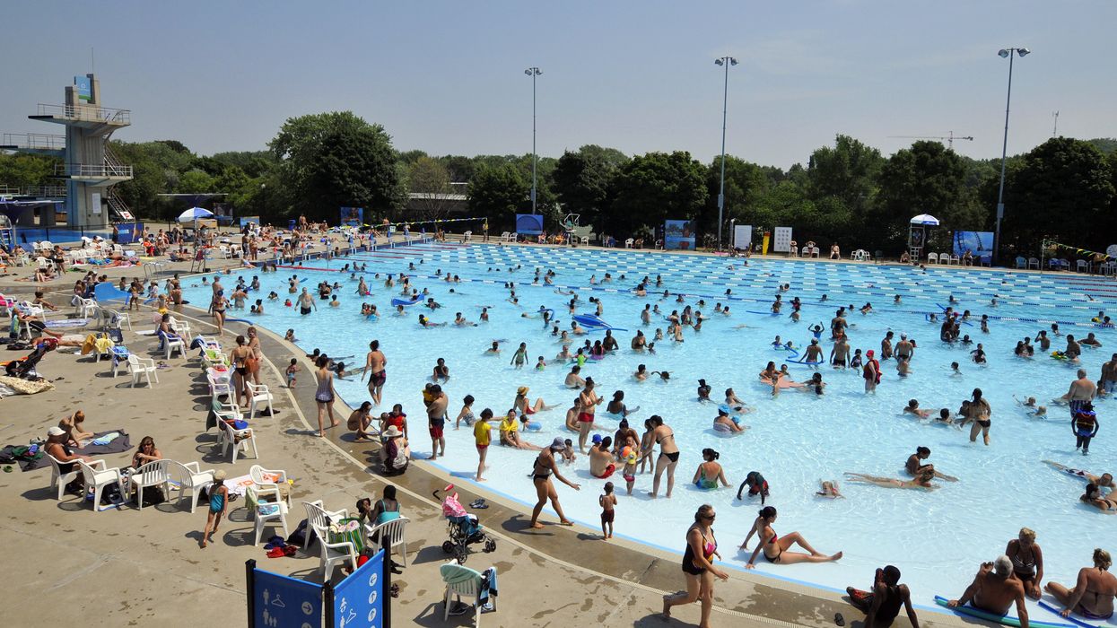 Des gens à la piscine du parc Jean-Drapeau.