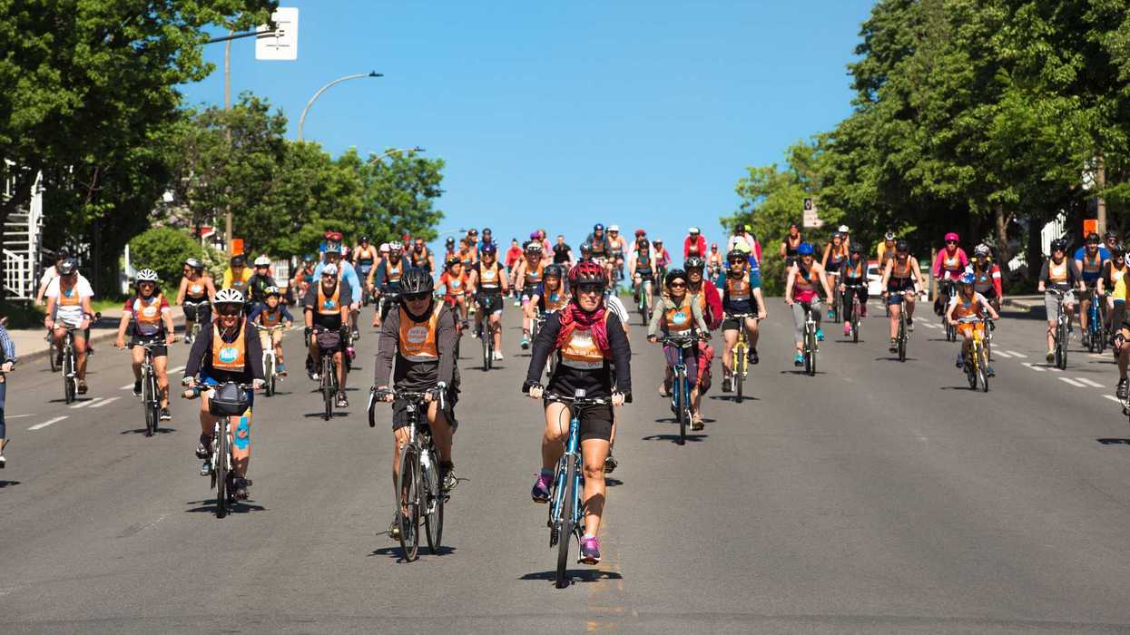 Des gens à vélo à Montréal.