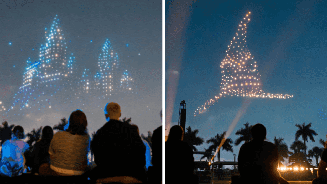 Des gens assis pour regarder le spectacle de drones formant Poudlard. Droite : Des gens assis pour regarder le spectacle de drones formant le choixpeau.