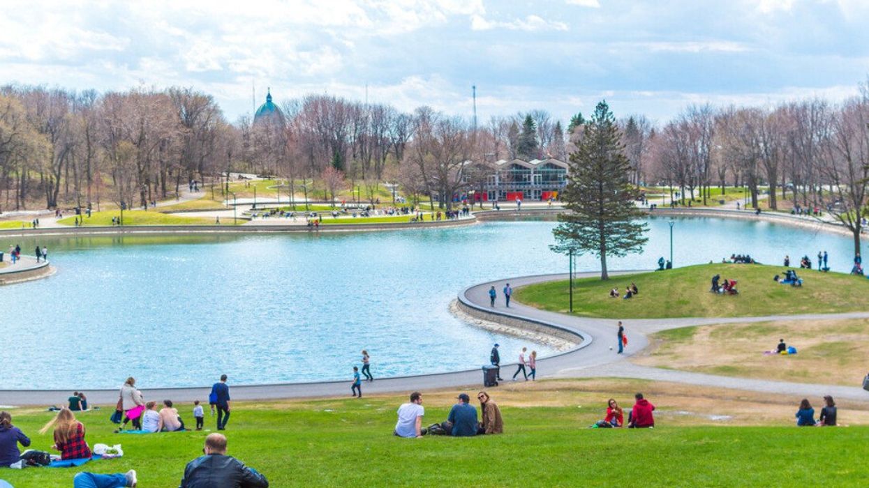 Des gens au bord de Lac des Castors à Montréal.